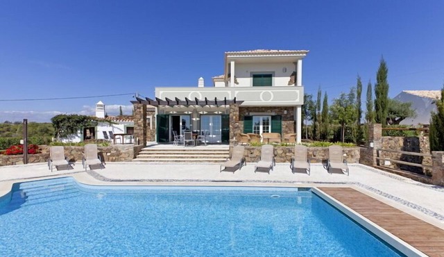 Fantastic 5 bedroom property with pool in Vila Nova de Cacela