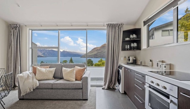 Fernhill Falls Retreat | Lake Views & Parking