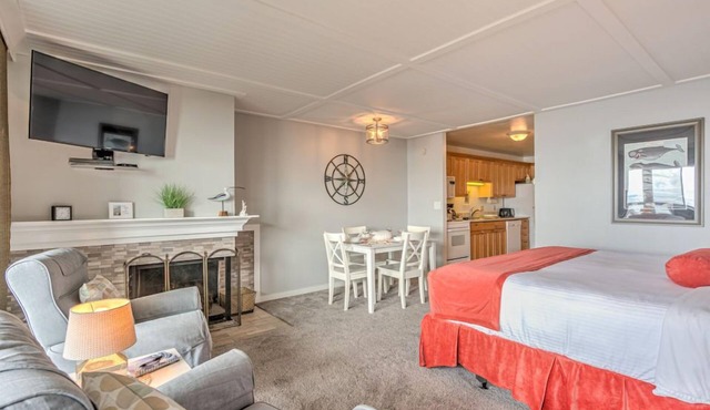 Forest View Studio with Full Kitchen & Patio