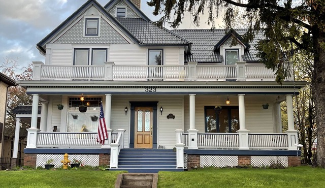 Gateway to the North Shore! Spacious home 2.5 blocks from Lake Superior!