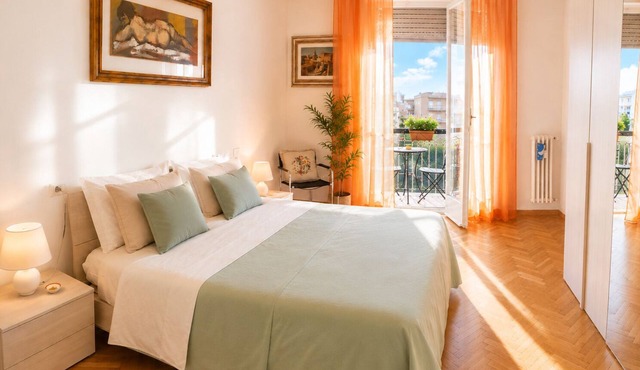 Golden Florence, your apartment very near to the center, 3 rooms AC Parking Bus.