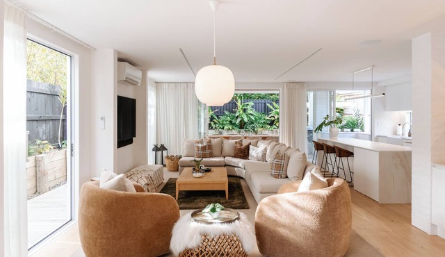 Golden Oasis -Luxurious 4-Bedroom Coastal Retreat – Private Spa, Alfresco Outdoor Dining, Putting Green & Steps from Mount Maunganui Beach and Town Center