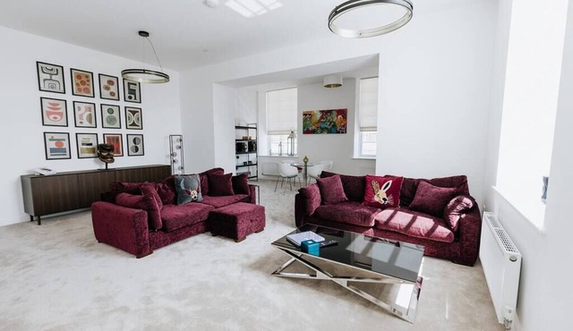 Grade II mill townhouse Leeds | Parking | Sleeps 6