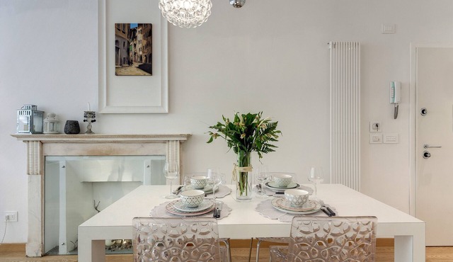 GREAT STYLISH DESIGN 5 STARS IN THE OLD CENTER -
