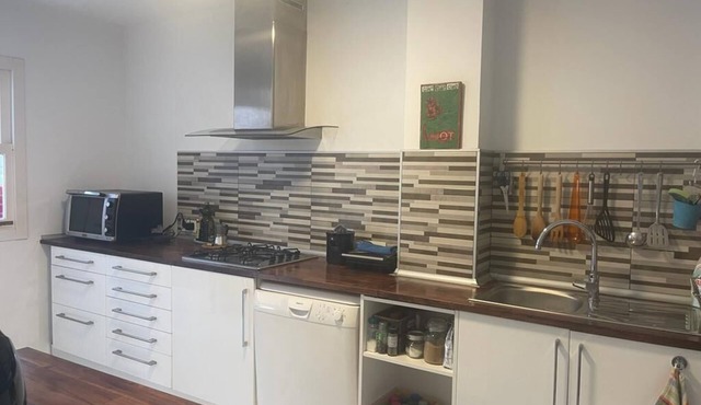 HABITACIÓN DOBLE CON BAÑO PROPIO EN PISO COMPARTIDO WIFI, AIRE ACOND CALEFACCIÓN