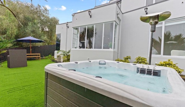 High-end Modern Villa Spa Pool - Harbour Views