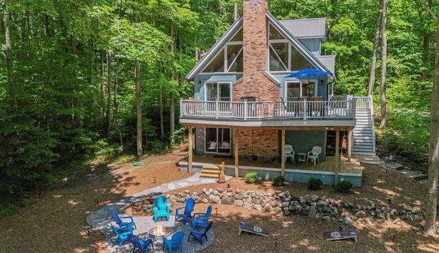 Hilltop Hideaway Chalet UpNorth Shanty Creek, 3 Kings+Game Room+Firepit+Golf+Ski