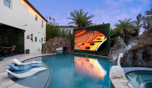 Hollywood Themed Mega Mansion/Sleeps 62!/Your own Lazy River/Firepit/