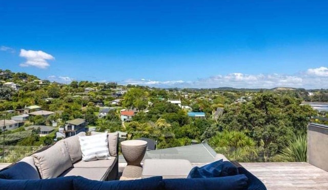 Huruhi Bay Retreat by Waiheke Pure - Views, stylish, spacious and central