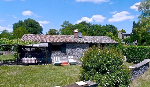 Idyllic HOLIDAY HOUSE/COTTAGE in private park: QUIET + pool + sauna + gym