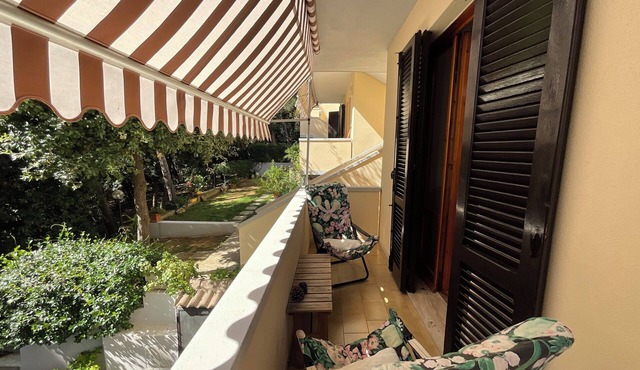 In Tuscany, at the seaside, close to art cities and wineries. Free parking