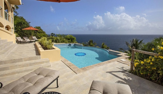 Incredible 6BR - walk to the beach, sleeps 13!