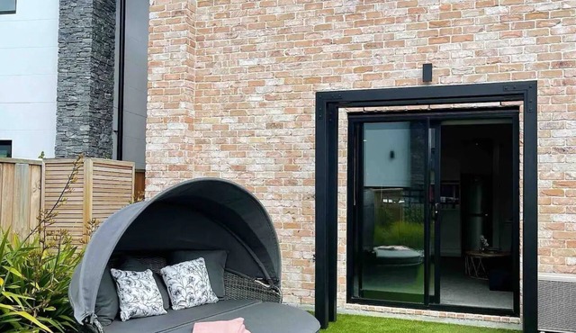 Incredible Getaway by Hagley Park!