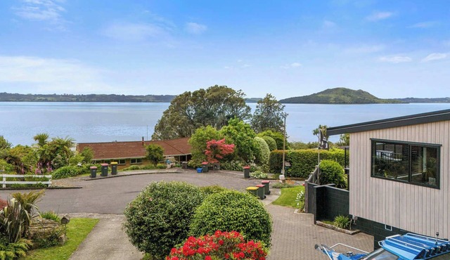 Inn Manahi - Lake Views, Cosy Retreat for 2