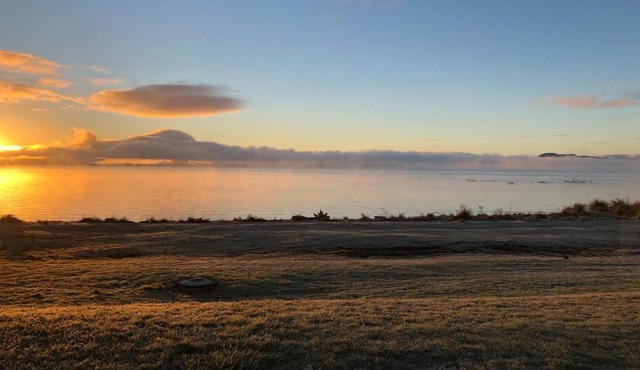 Jack & Di's Waiteti Lakefront Motel