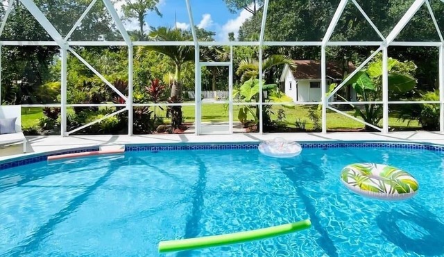 Jupiter Estate With Heated Pool, Game Room, BBQ, 1 Acre Yard