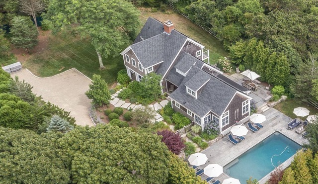 Katama Luxury - 5+ BR home w/Heated Pool near the Field Club