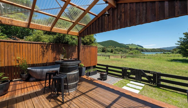 Kōtare Lakeside Retreat - Luxury Cabin in Waikite Valley for the ultimate escape