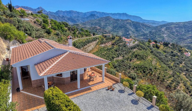 Kousgaard - Spacious private villa in quiet area with pool and sea view