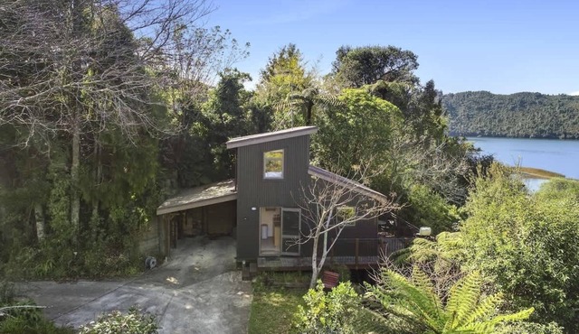 Kundaniwas | Lake Okareka Tiny House + Lake Views