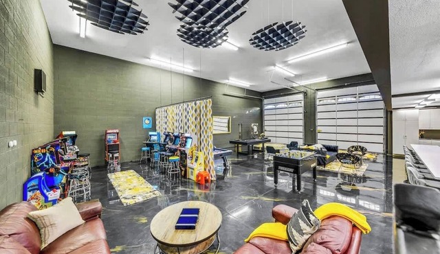 La Dolce Vita Estate - Luxury Retreat w/Game Room