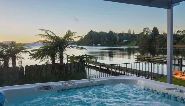Lakefront Oasis - Jetty, Hot Tub & Kayaks
