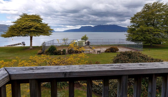 LAKEFRONT TARAWERA - LAKE TARAWERA HOLIDAY HOME in Hamurana