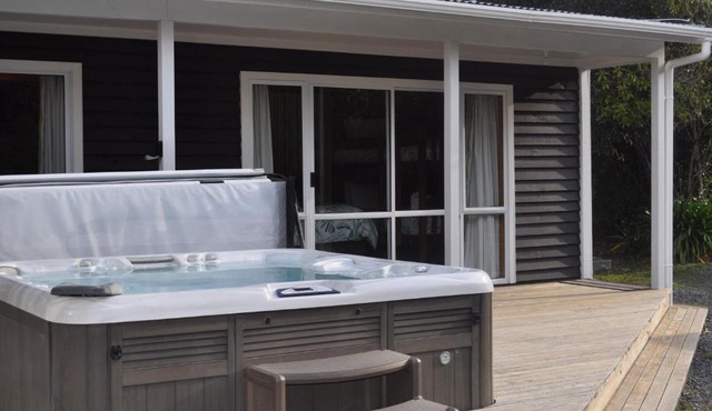 Lakeside Cottage with Jetty at Lake Tarawera