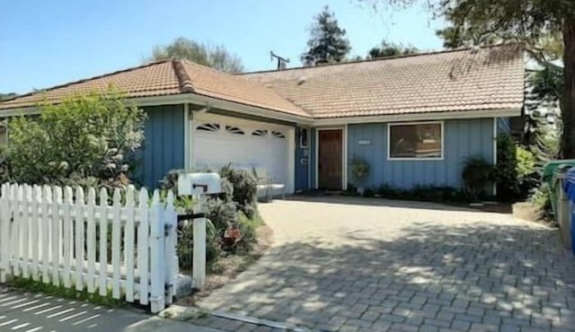 Large home, 4Bdrms, parking. 1 block Mall, near Park-Ocean steps, 5 min Dwntn SB