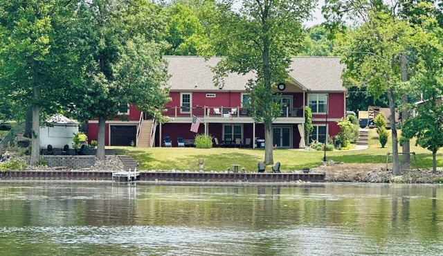 Large Lakefront Home - All Sports Lake - Kayaks - Firepit- Sunsets - New!