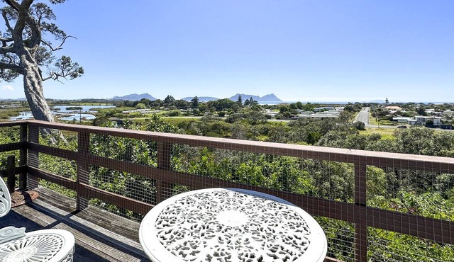 Large sunny home with stunning panoramic sea views of Bream Bay
