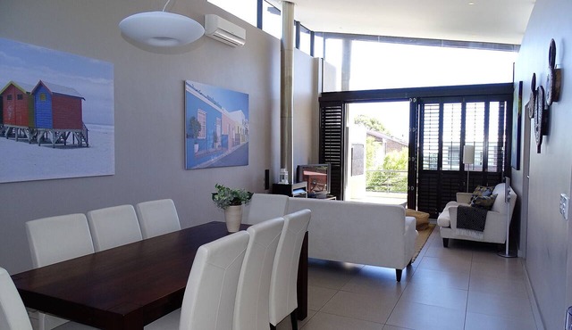 Light&Bright top floor Apartment, a minute's walk to the beach!