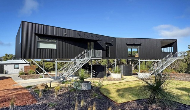 Lights Lookout: Elevated home, expansive sea views