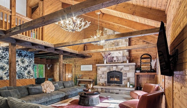 Log Lodge with Hot Tub, Arcade & Movie Theater