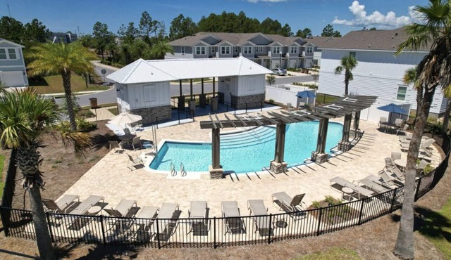 Luxurious 3br Townhouse w/community pool