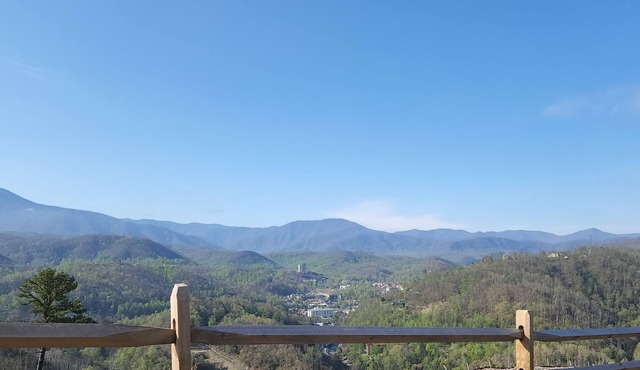 Luxury 3, 4, 7 Night stay in a 2 Bedroom suite at Westgate Smoky Mountain Resort