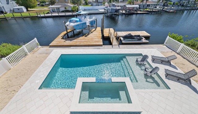 Luxury 3BR Waterfront Escape and Boaters Dream w/Heated Pool, Jacuzzi & Private Dock – Gulf Access!