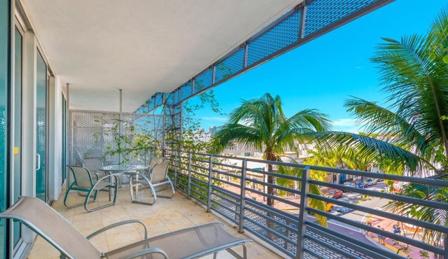 Luxury Balcony Suite - Across the Beach and Espanola Way
