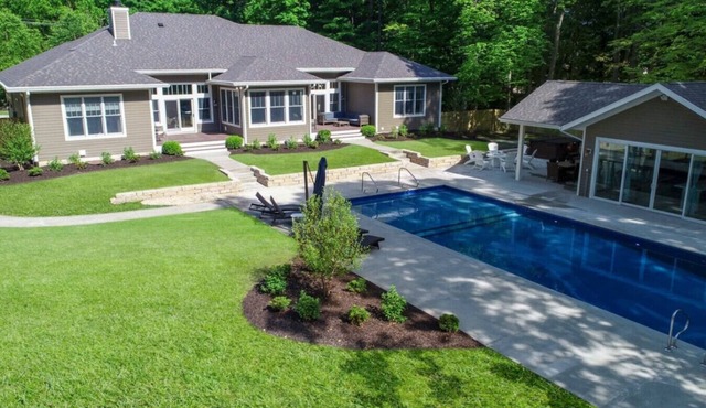 Luxury Estate–Pool, Pool House, Theater, Game Room, Putting Green–Steps to Beach