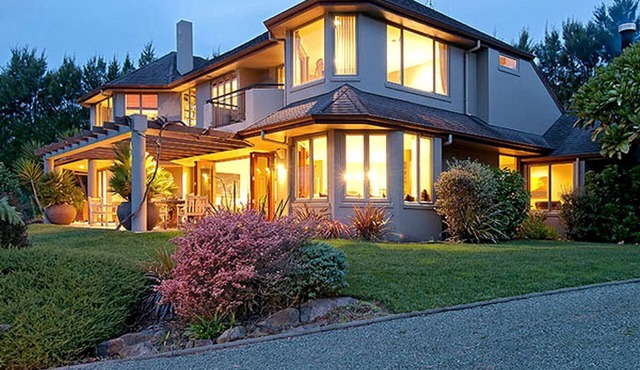 Luxury Vacation Room Rental in Stunning Lodge, Katikati, New Zealand