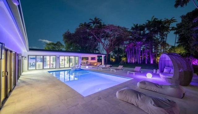 Luxury Villa Azure with Heated Pool 20min to Beach