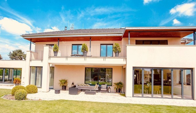 Luxury villa with swimming pool and tennis court and secure parking