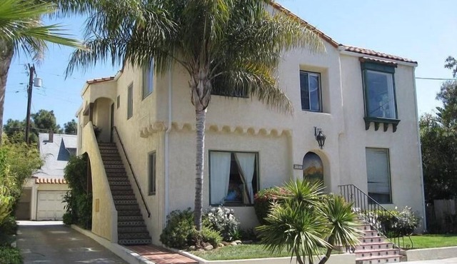 Mariposa- One Bedroom Flat; sweet getaway by the Beach! newly renovated beauty