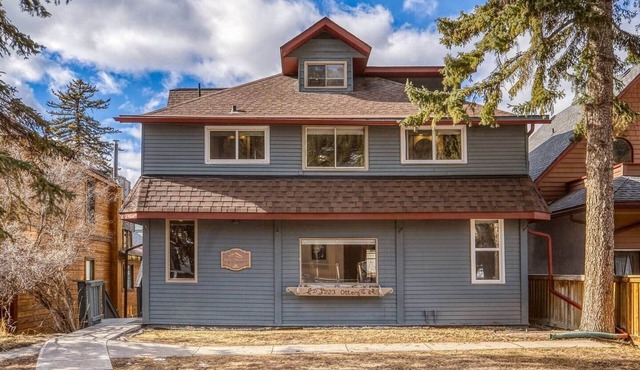 Massive Mountain House in heart of BANFF-Sleeps 23