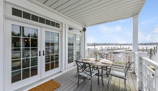 Mermaid townhouse shared pool walk to Saugatuck!
