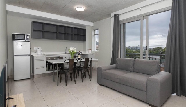 Metropole 2 Bed Retreat in Vibrant Rondebosch