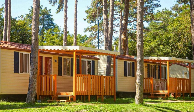 Mobilehome with swimming pool