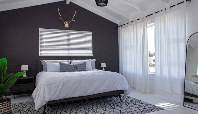 Modern 1-bedroom cottage 20 minutes south of Cape Town