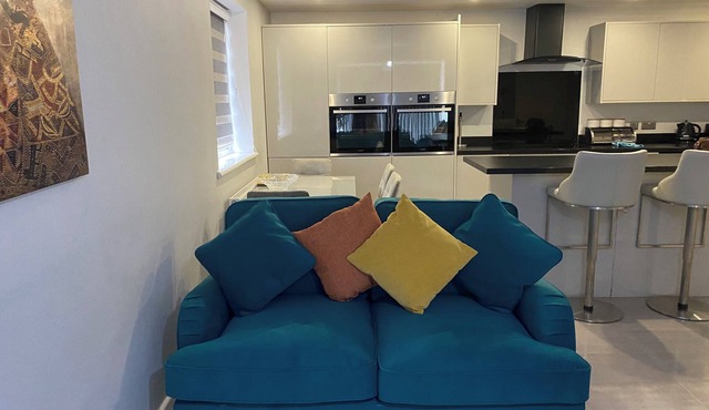 Modern 2 bedroom flat with Sky TV & free parking
