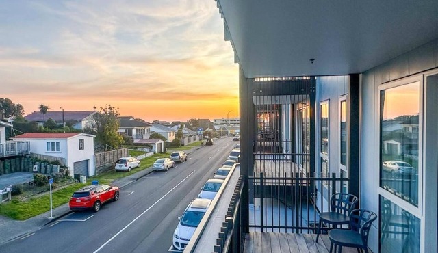 Modern 3Bdr/2bath Apartment ~beach ~golf ~shops